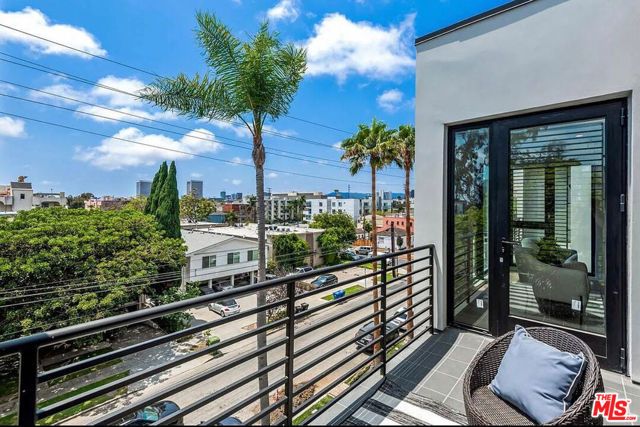1906 Overland Avenue 201, Los Angeles, CA 90025