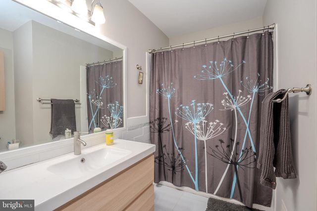 26 BALDWIN ST, Pennington, NJ 08534