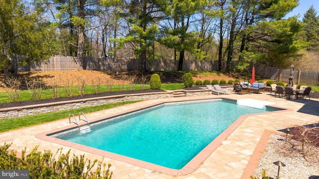 26 BALDWIN ST, Pennington, NJ 08534