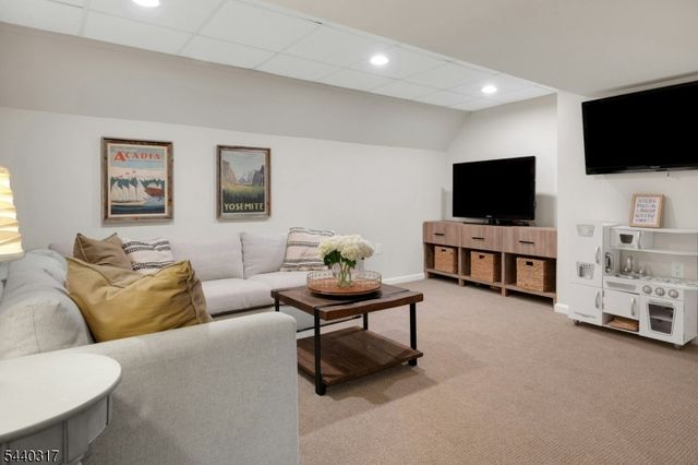 34 Wilcox Dr, Mountain Lakes Boro, NJ 07046