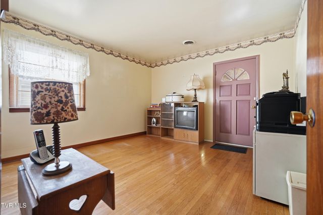 128 Northwest 10th Street, Norton, VA 24273