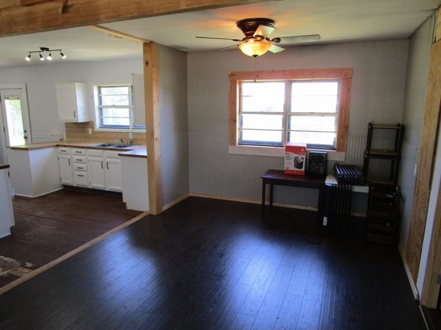 841 S 5th Avenue, Munday, TX 76371