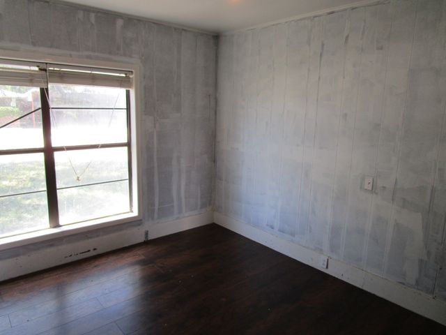 841 S 5th Avenue, Munday, TX 76371