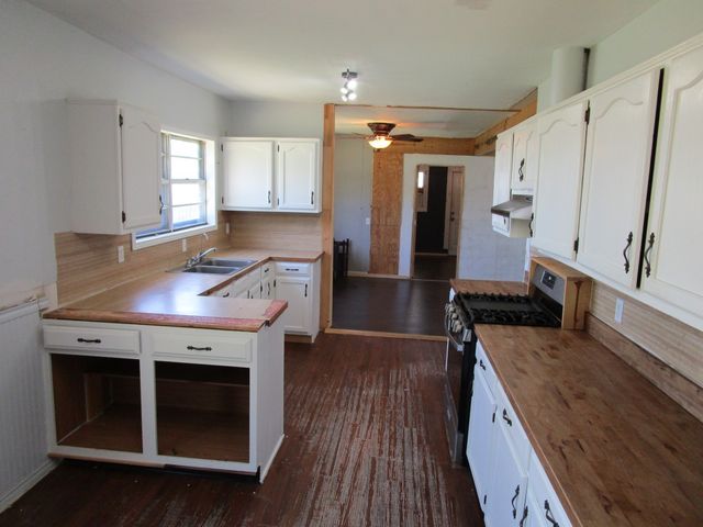 841 S 5th Avenue, Munday, TX 76371