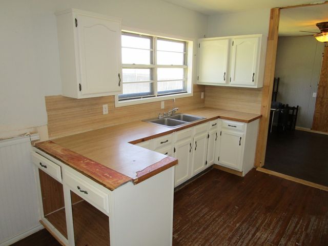 841 S 5th Avenue, Munday, TX 76371