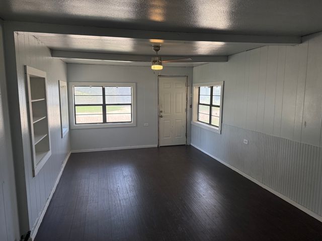 841 S 5th Avenue, Munday, TX 76371