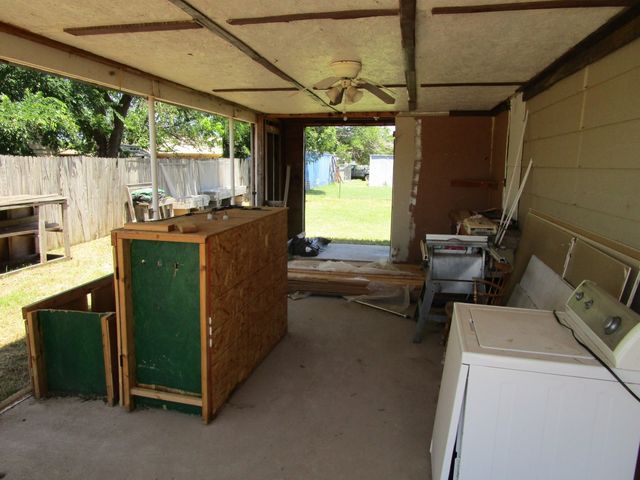 841 S 5th Avenue, Munday, TX 76371