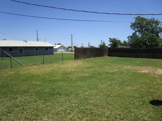 841 S 5th Avenue, Munday, TX 76371
