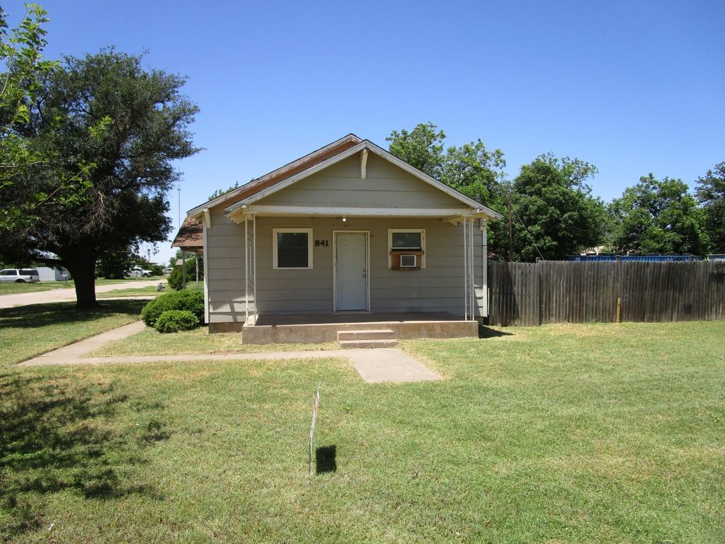 841 S 5th Avenue, Munday, TX 76371