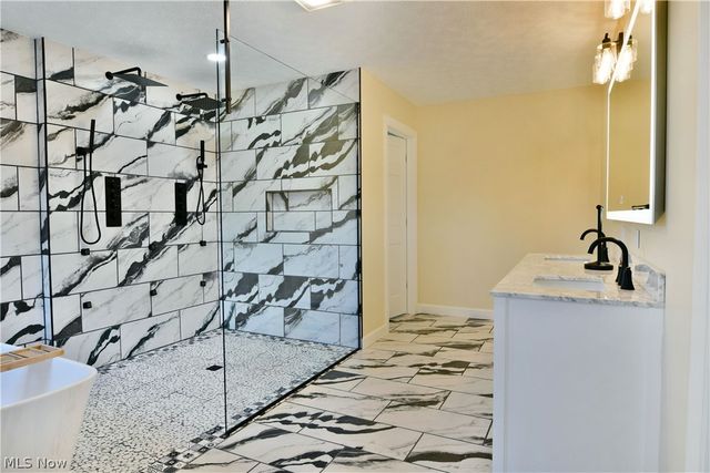 5305 Warren Sharon Road, Vienna, OH 44473