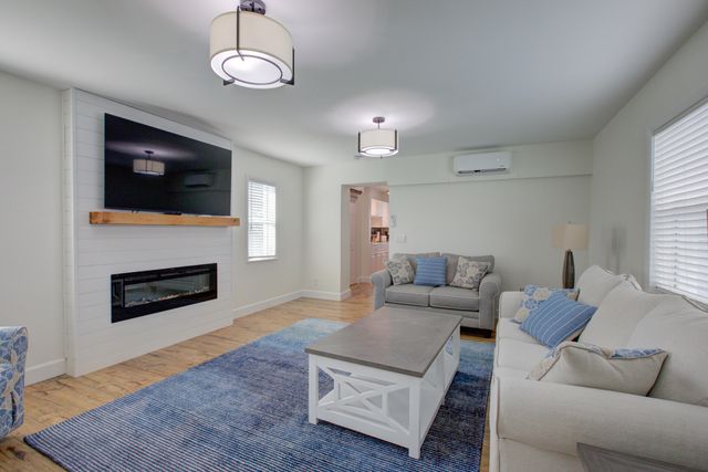 475 Seabrook Road, Tequesta, FL 33469