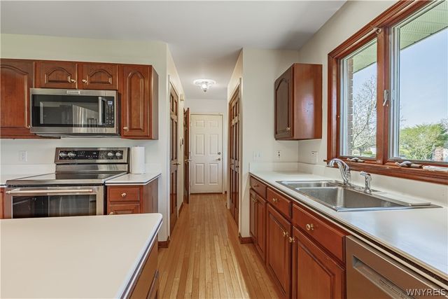 9 Saint Charles Ct, Amherst, NY 14221