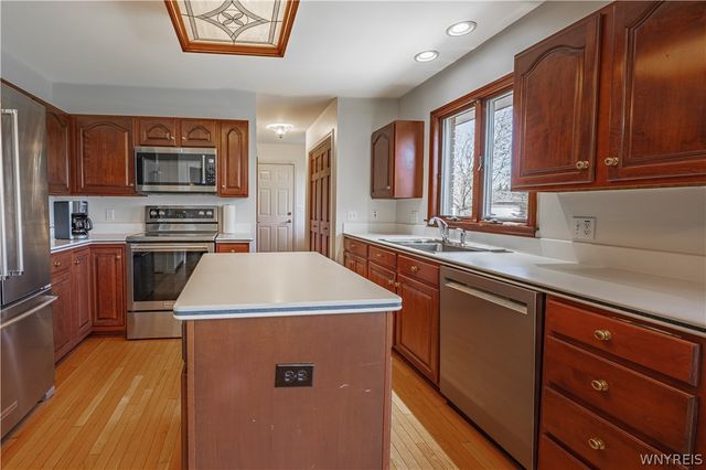 9 Saint Charles Ct, Amherst, NY 14221