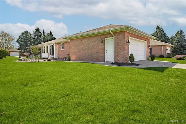 9 Saint Charles Ct, Amherst, NY 14221