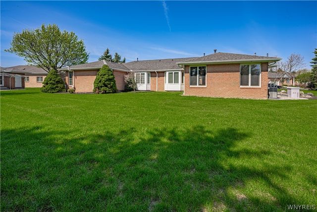 9 Saint Charles Ct, Amherst, NY 14221