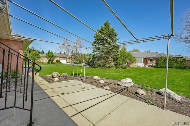 9 Saint Charles Ct, Amherst, NY 14221