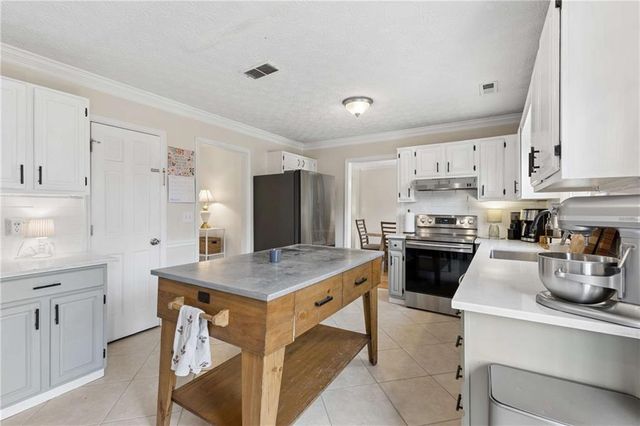 609 Farmbrook Trail NE, Kennesaw, GA 30144