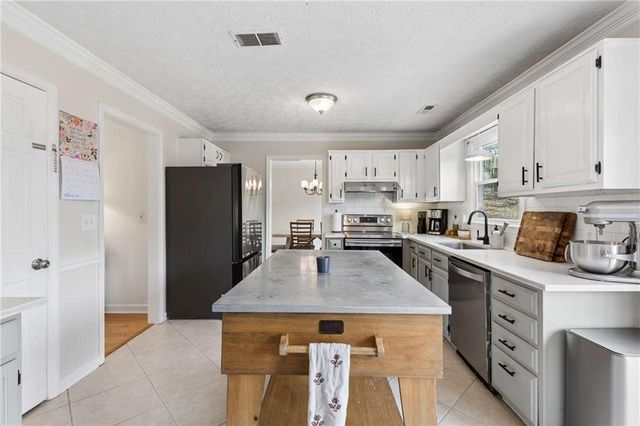 609 Farmbrook Trail NE, Kennesaw, GA 30144