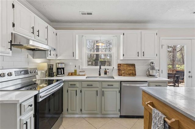 609 Farmbrook Trail NE, Kennesaw, GA 30144