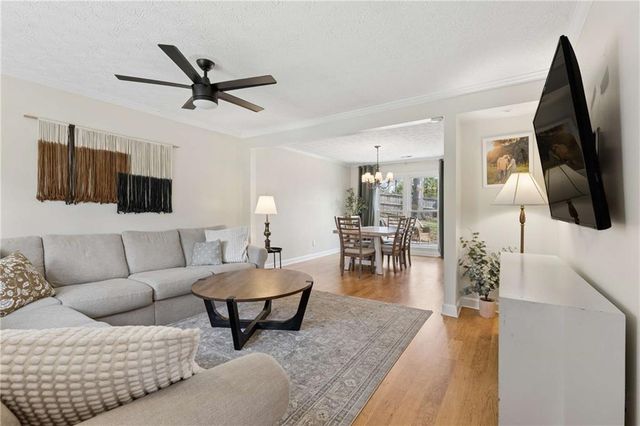 609 Farmbrook Trail NE, Kennesaw, GA 30144