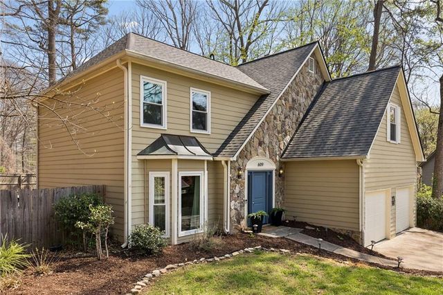 609 Farmbrook Trail NE, Kennesaw, GA 30144