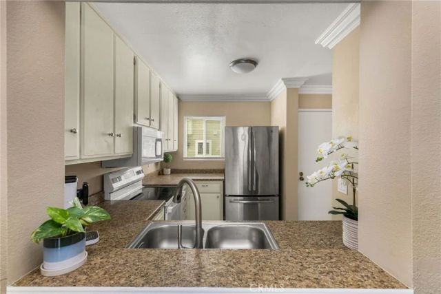 5825 E Creekside Avenue 9, Orange, CA 92869
