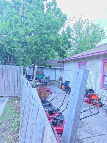 1006 Panama Street, Houston, TX 77009