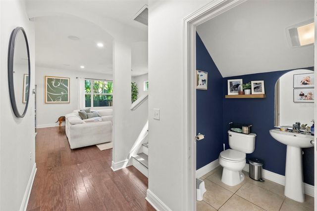 3401 W OAKELLAR AVENUE, Tampa, FL 33611