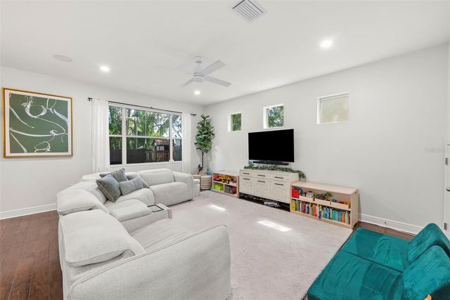 3401 W OAKELLAR AVENUE, Tampa, FL 33611