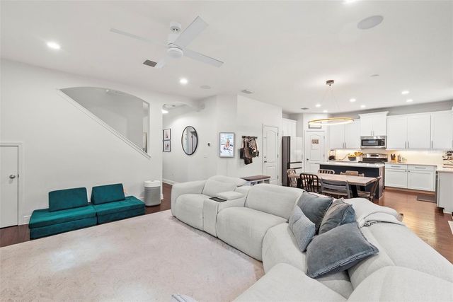 3401 W OAKELLAR AVENUE, Tampa, FL 33611