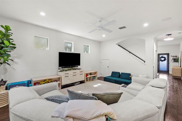 3401 W OAKELLAR AVENUE, Tampa, FL 33611