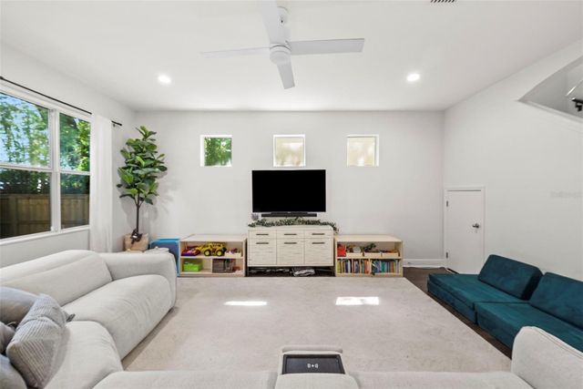 3401 W OAKELLAR AVENUE, Tampa, FL 33611