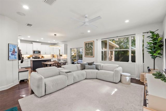 3401 W OAKELLAR AVENUE, Tampa, FL 33611