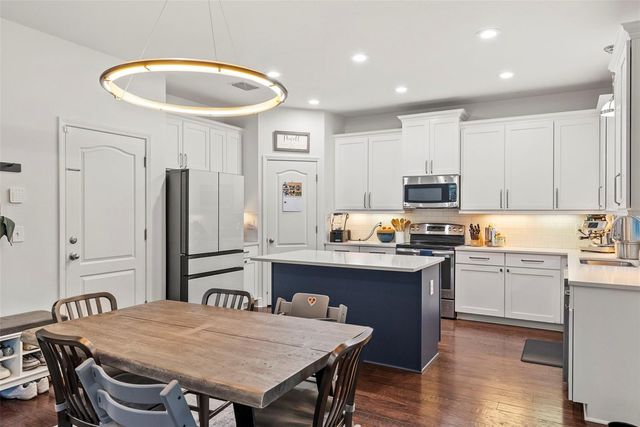 3401 W OAKELLAR AVENUE, Tampa, FL 33611