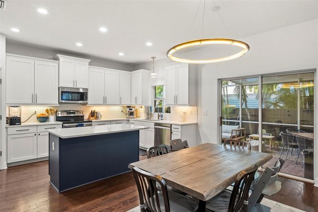 3401 W OAKELLAR AVENUE, Tampa, FL 33611