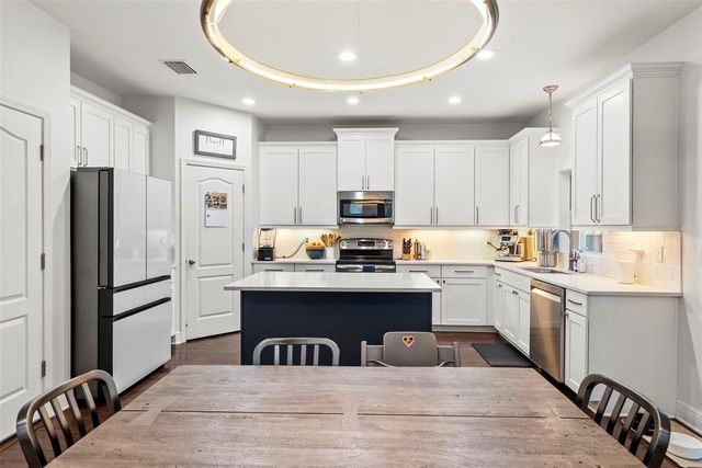 3401 W OAKELLAR AVENUE, Tampa, FL 33611