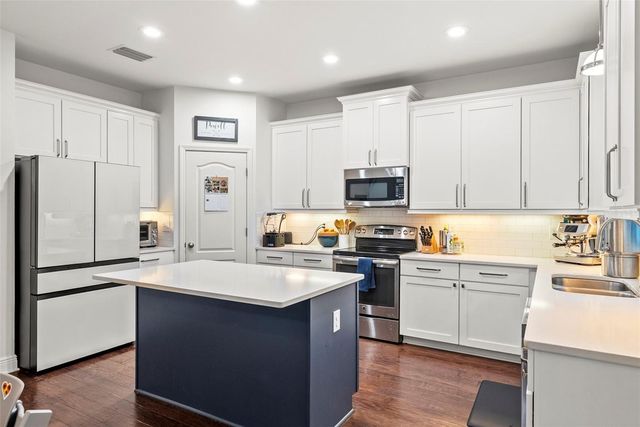 3401 W OAKELLAR AVENUE, Tampa, FL 33611