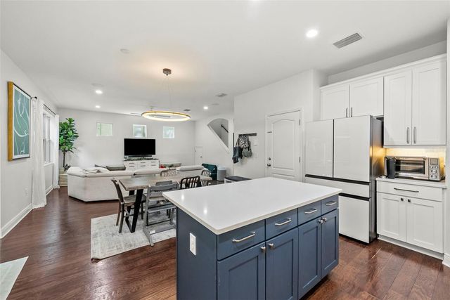 3401 W OAKELLAR AVENUE, Tampa, FL 33611