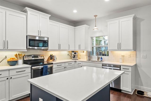 3401 W OAKELLAR AVENUE, Tampa, FL 33611