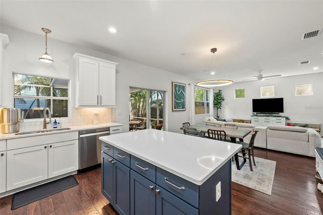 3401 W OAKELLAR AVENUE, Tampa, FL 33611