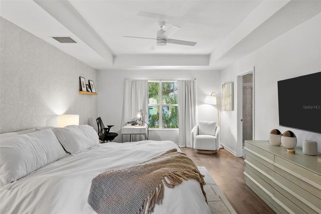 3401 W OAKELLAR AVENUE, Tampa, FL 33611