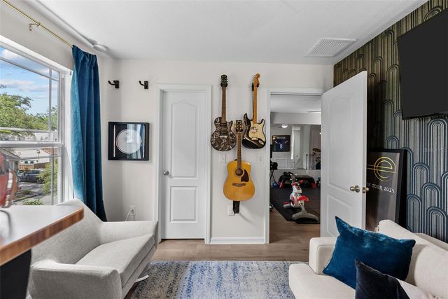 3401 W OAKELLAR AVENUE, Tampa, FL 33611