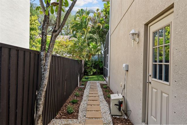 3401 W OAKELLAR AVENUE, Tampa, FL 33611