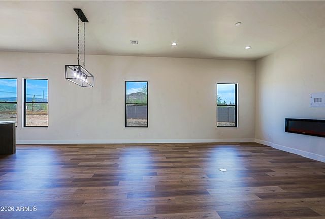 553 W CAVALRY Road, New River, AZ 85087