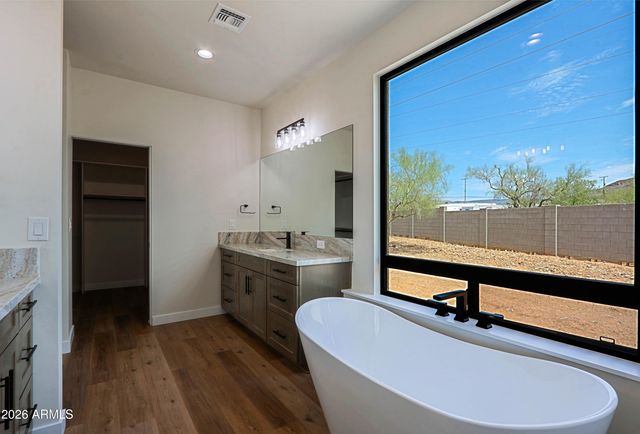 553 W CAVALRY Road, New River, AZ 85087