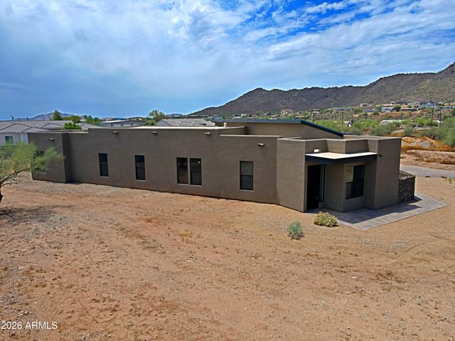 553 W CAVALRY Road, New River, AZ 85087