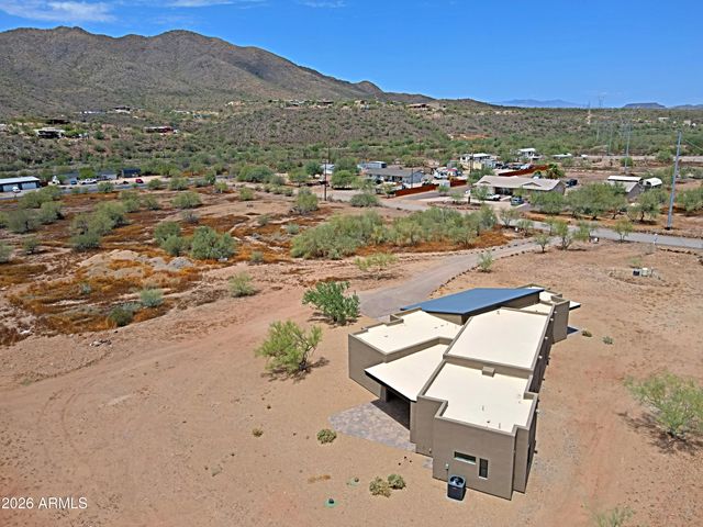 553 W CAVALRY Road, New River, AZ 85087