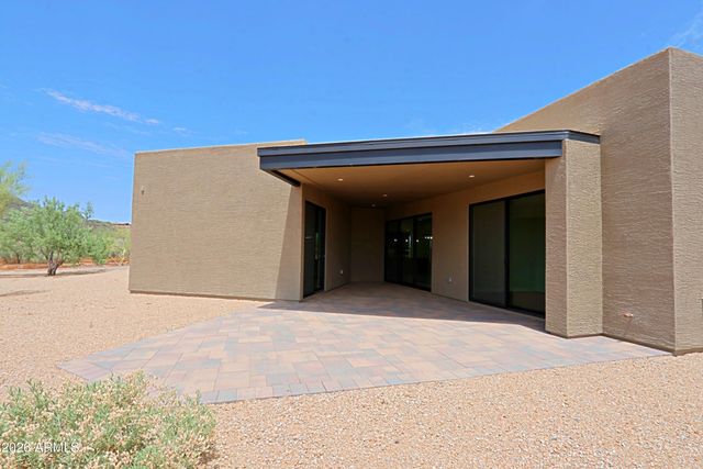 553 W CAVALRY Road, New River, AZ 85087