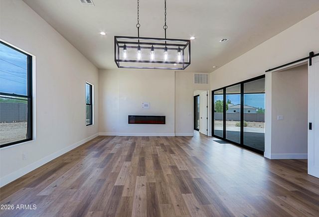 553 W CAVALRY Road, New River, AZ 85087