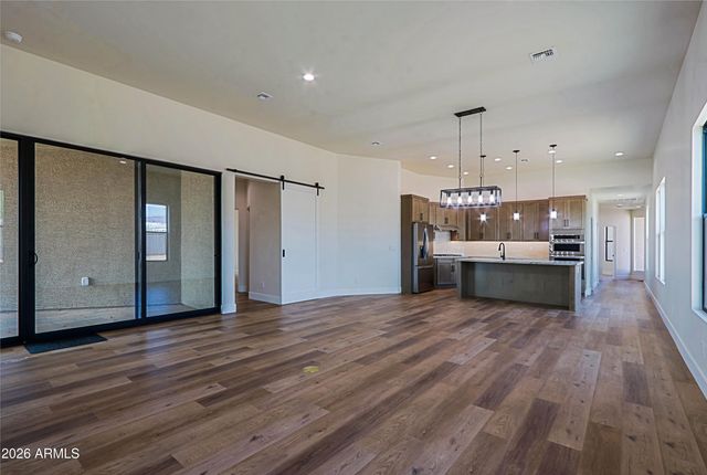 553 W CAVALRY Road, New River, AZ 85087